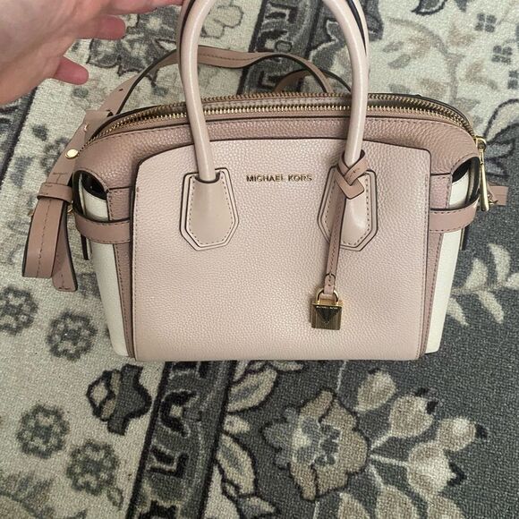 Michael Kors Mercer bag

Michael Kors Blush Pink Satchel with Gold Details - Picture 6 of 11